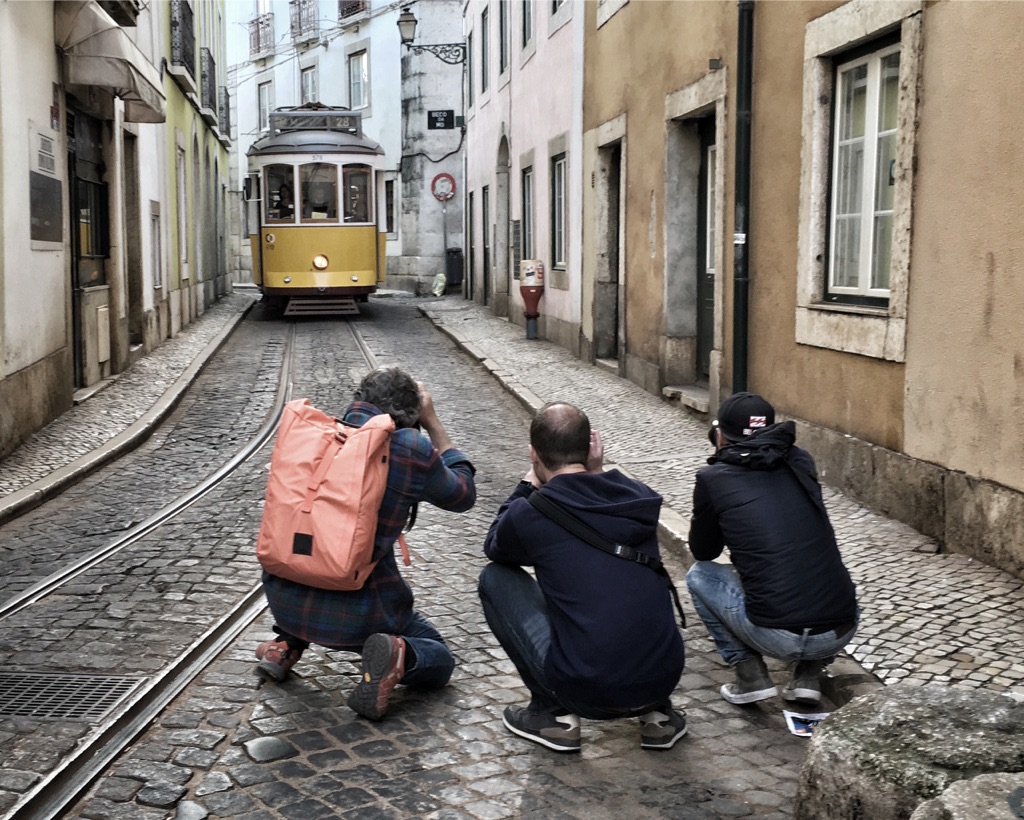 fotógrafos a tirar fotografias de um eléctrico em movimento #28